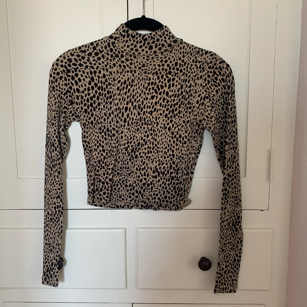 Cropped leopard long sleeve turtleneck